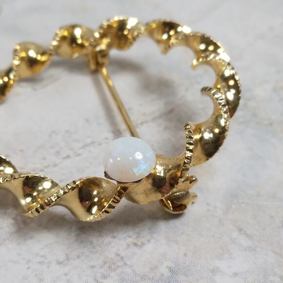 Beautiful Twisted Gold Tone Circle Brooch w/ Faux Opal Pearl Accent Vtg 90s Y2k - Picture 3 of 8